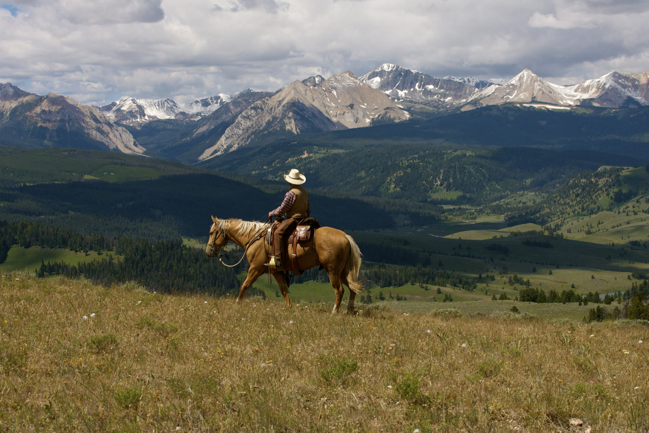 montana-dude-ranch-vacation-packages-covered-wagon-ranch-covered